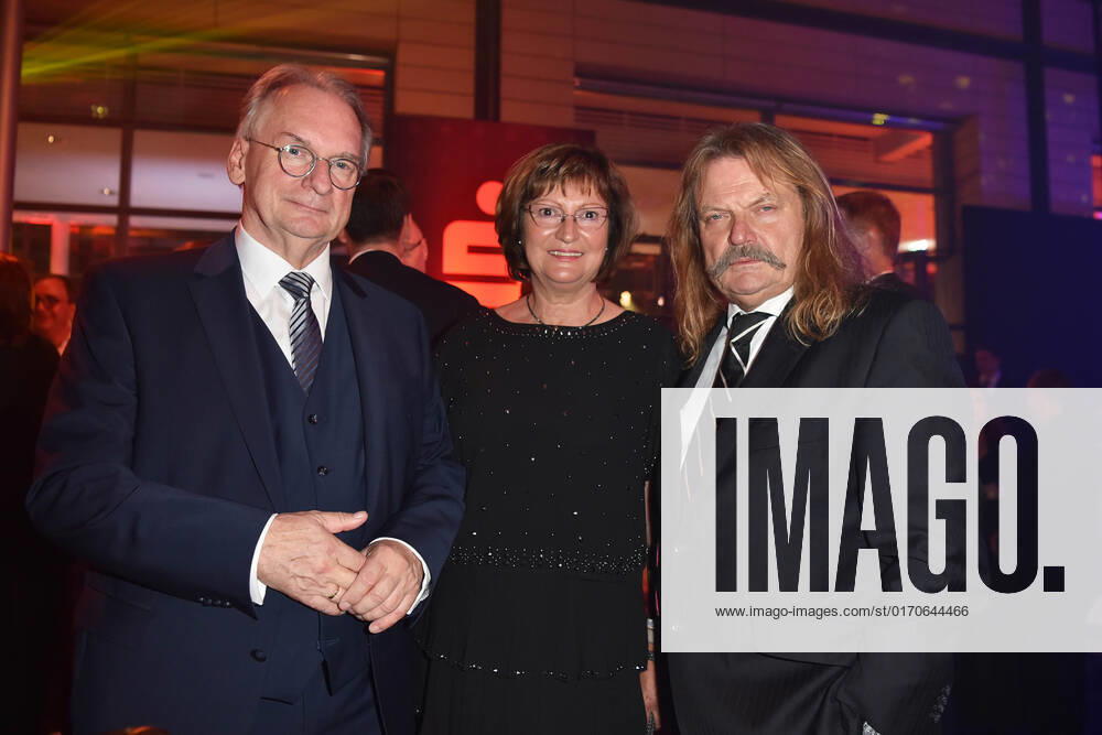 Reiner Haseloff with wife Gabriele Haseloff, Leslie Mandoki at the GOLDENE HENNE 2022 in the Media City in Leipzig on 07 10 2022 Aftershowparty