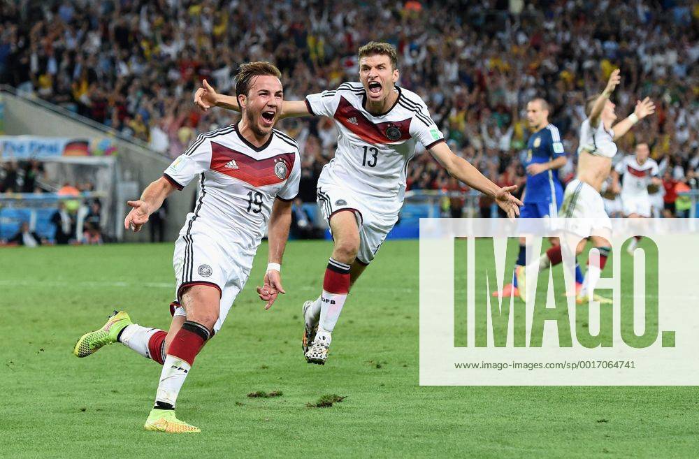 FUSSBALL WM 2014 FINALE Deutschland - Argentinien 13.07.2014 JUBEL Deutschland; Mario Götze (li) bejubelt das Tor zum 1-0; Thomas Müller (hinten)