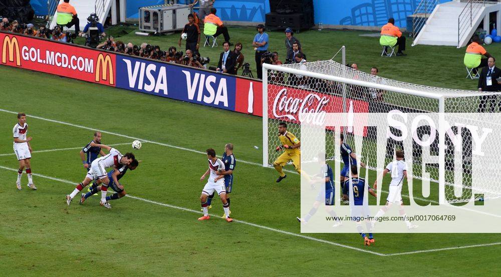 FUSSBALL WM 2014 FINALE Deutschland - Argentinien 13.07.2014 Spielszene mit Bandenwerbung; Übersicht Strafraum Torraum