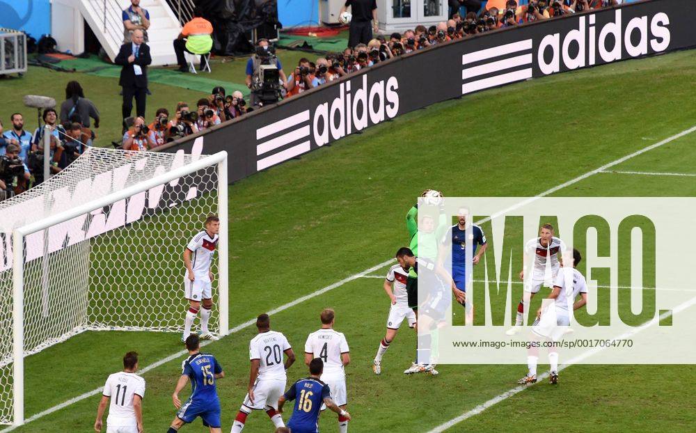 FUSSBALL WM 2014 FINALE Deutschland - Argentinien 13.07.2014 Spielszene mit Bandenwerbung; Übersicht Strafraum Torraum Torwart Manuel Neuer (Deutschland) mit Ball