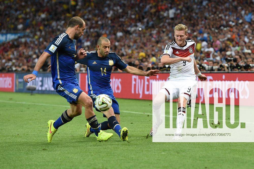 FUSSBALL WM 2014 FINALE Deutschland - Argentinien 13.07.2014 Andre Schürrle (re, Deutschland) bereitet mit dieser Flanke das Siegtor zum 1-0 durch Mario Götze (Deutschland) vor. Javier Mascherano (Mitte, Argentinien) und Pablo Zabaleta (li, Argentinien) können nicht eingreifen