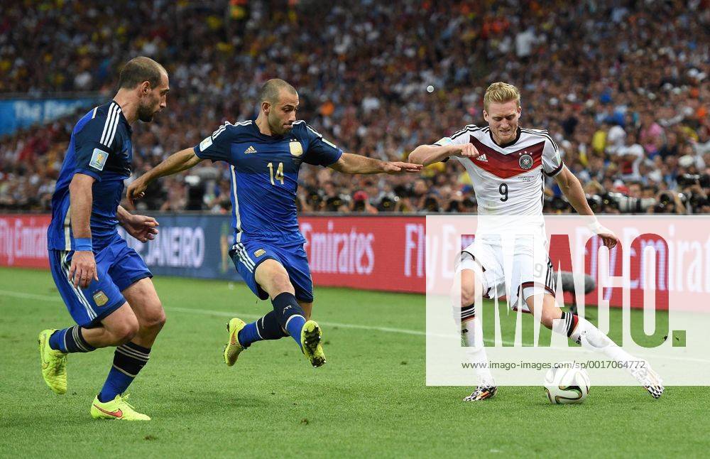 FUSSBALL WM 2014 FINALE Deutschland - Argentinien 13.07.2014 Andre Schürrle (re, Deutschland) bereitet mit dieser Flanke das Siegtor zum 1-0 durch Mario Götze (Deutschland) vor. Javier Mascherano (Mitte, Argentinien) und Pablo Zabaleta (li, Argentinien) können nicht eingreifen