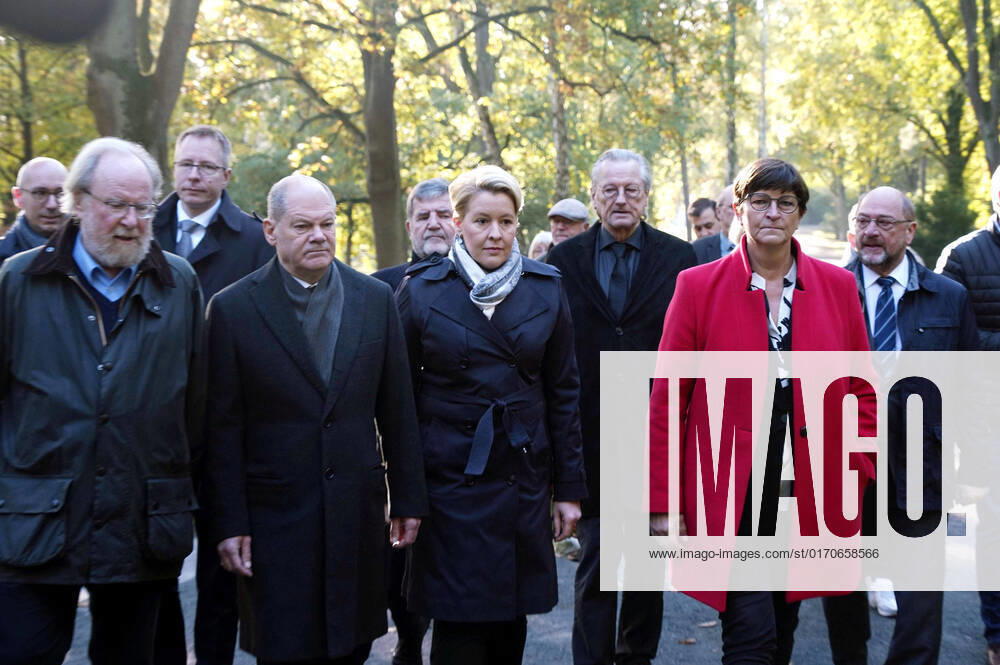 Wolfgang Thierse, Olaf Scholz, Franziska Giffey, Peter Brandt, Saskia Esken and Martin Schulz at the wreath-laying ceremony at the grave of former Governing Mayor and Chancellor Willy Brandt on the occasion of the 30th anniversary of his death at the Waldfriedhof Zehlendorf Berlin, 08 10 2022 Foto:xT.xBartillax xFuturexImage