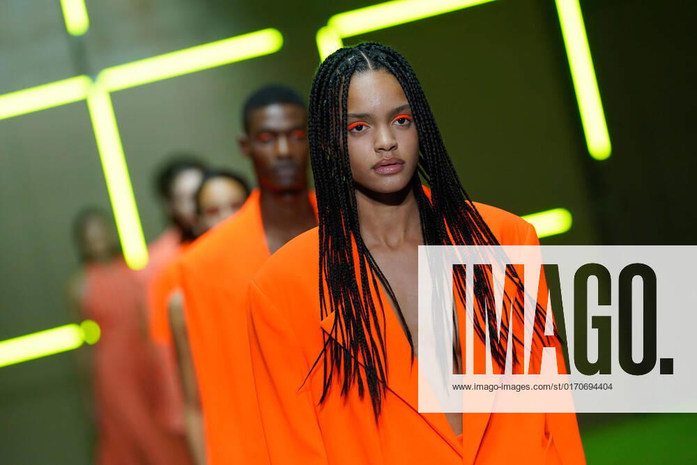Bilder des Jahres 2022, Entertainment 10 Oktober Entertainment Themen der Woche KW40 October 8, 2022, Lisbon, Portugal: A model walks the runway during Luis Carvalho fashion show at ModaLisboa Oasis, Lisbon Fashion Week in Lisboa. Lisbon Portugal - ZUMAs197 20221008_zaa_s197_545