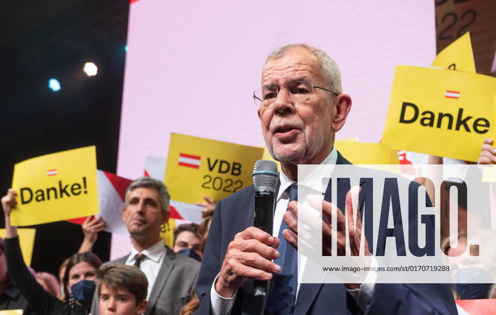 20221009 BP-Wahlen - Wahlparty Alexander van der Bellen WIEN, OESTERREICH - 9. OKTOBER: Alexander van der Bellen bei der bei Wahlparty im Stage 3 am 9. Oktober 2022 in Wien, Oesterreich. 221009_SEPA_32_041