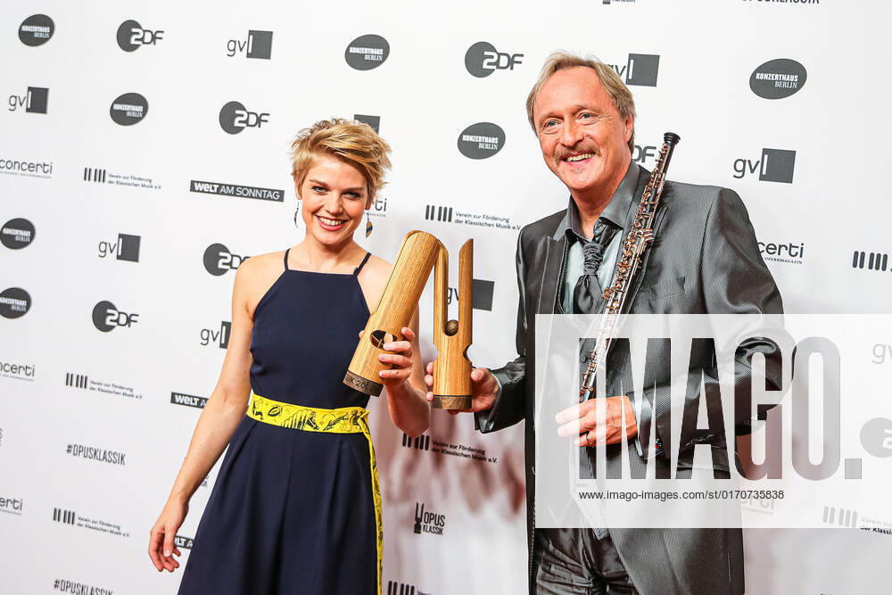 Magdalena Hoffmann and Albrecht Mayer at the OPUS Klassik Award 2022 ceremony in the Konzerthaus Berlin am Gendarmenmarkt OPUS Klassik 2022