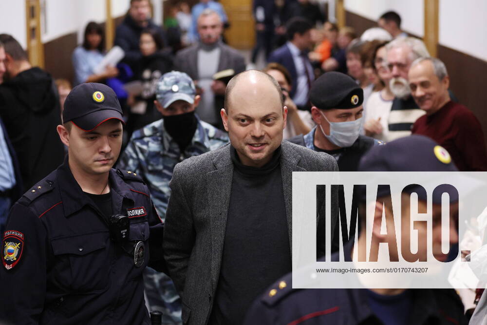 Russland, Wladimir Kara-Mursa in Moskau vor Gericht Russia. Moscow. OCTOBER 10, 2022. Russian opposition activist Vladimir Kara-Murza (C), who was put on the foreign agents list by the Russian Justice Ministry, is escorted by police officers ahead of a hearing at Moscow s Basmanny District Court. Kara-Murza is charged with spreading false information about the Russian Armed Forces and running an organisation declared undesirable. Sergei Bobylev TASS 55277372