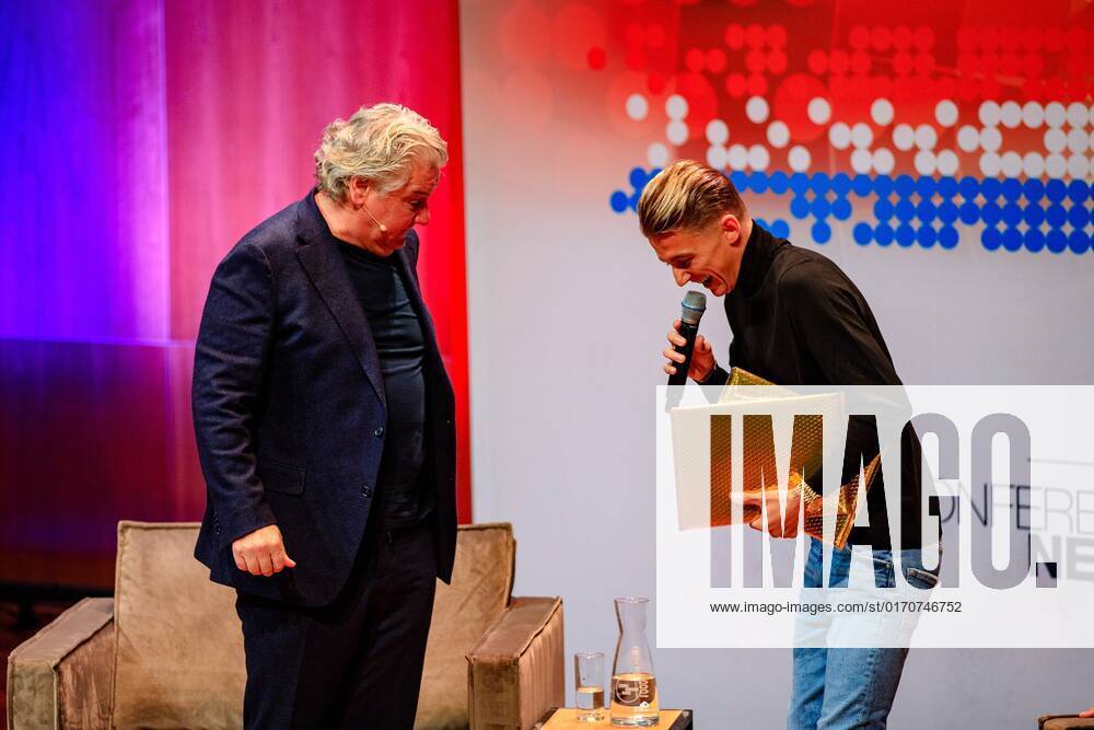 2022 10 10 14 21 33 UTRECHT Singer Rene Froger receives the Buma NL Award in the category Most Successful Single from Mart Hoogkamer in TivoliVredenburg ANP LEVIN DEN BOER netherlands out belgium out