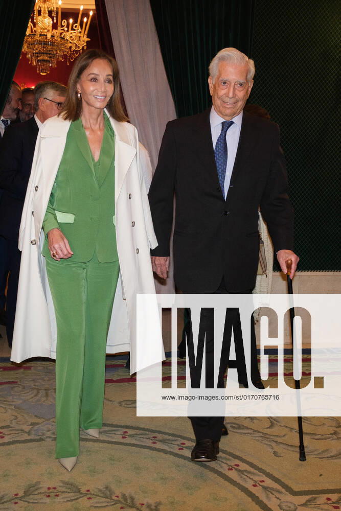 Isabel Preysler and Author Mario Vargas Llosa attend the Madrileno del Ano 2022 awards at the Royal Theater in Madrid. Madrid Spain - ZUMAs197 20221010_zaa_s197_399