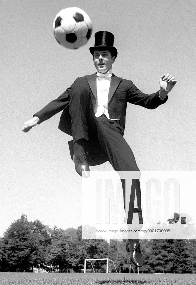 Franz Beckenbauer (Bayern) - Gentleman am Ball - zieht in einen Frack gekleidet und mit Zylinder auf dem Kopf elegant ab Fußball 1. BL Herren Saison 1968 1969, FC Bayern München, Shooting, Fotoshooting, Fototermin Einzelbild München Dynamik, Höhe,