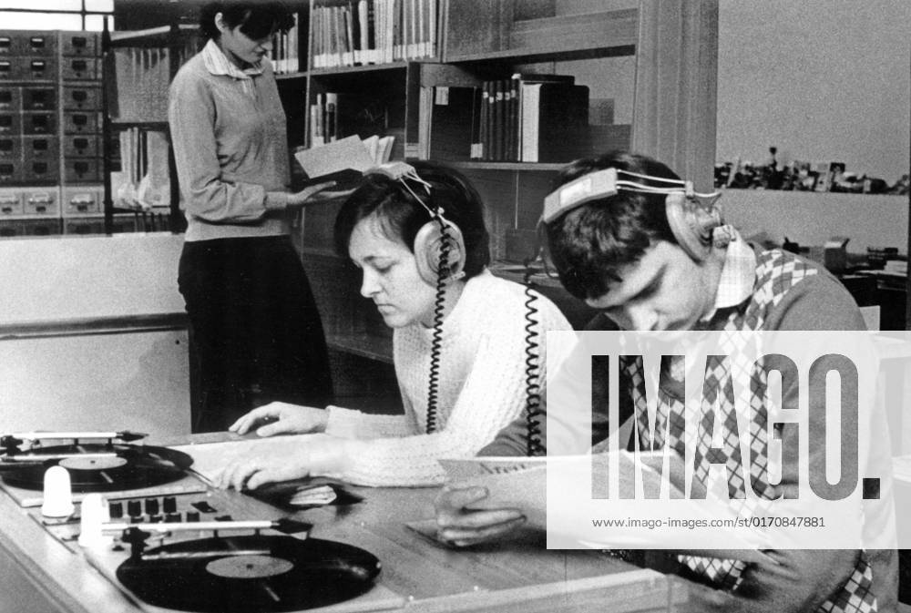 Saxony, historical, GDR, Training, Science, Research, Libraries Dresden, Saxon state library, View in the sound library, User listen Records on Record player at Headphones, October 1983 Attention Date of recording according to Lettering