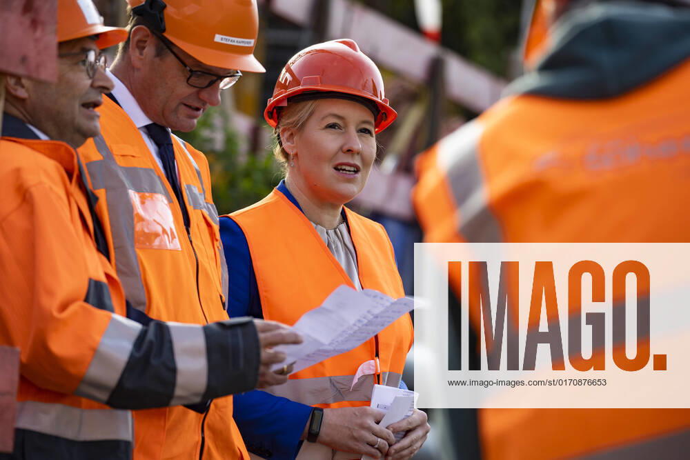 Governing Mayor Franziska Giffey C during the christening of the tunnel boring machine for the replacement construction of the cable diagonal in Berlin on 13 October 2022 christening of the tunnel boring machine for the replacement construction of the cable diagonal Berlin