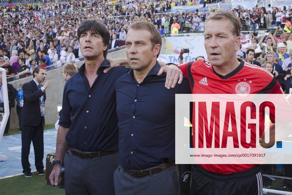 Von links Bundestrainer Joachim Jogi LOEW, Löw, Co-Trainer Hans-Dieter Hansi FLICK, Torwart-Trainer Andreas KOEPKE, Köpke, singen die Nationalhymne, Deutschland (GER) - Argentinien (ARG) 1:0 nach Verlängerung, Finale, Spiel 64, am 13.07.2014 in Rio de Janeiro; Deutschland ist Weltmeister Fussball Weltmeisterschaft 2014 in Brasilien vom 12.06.