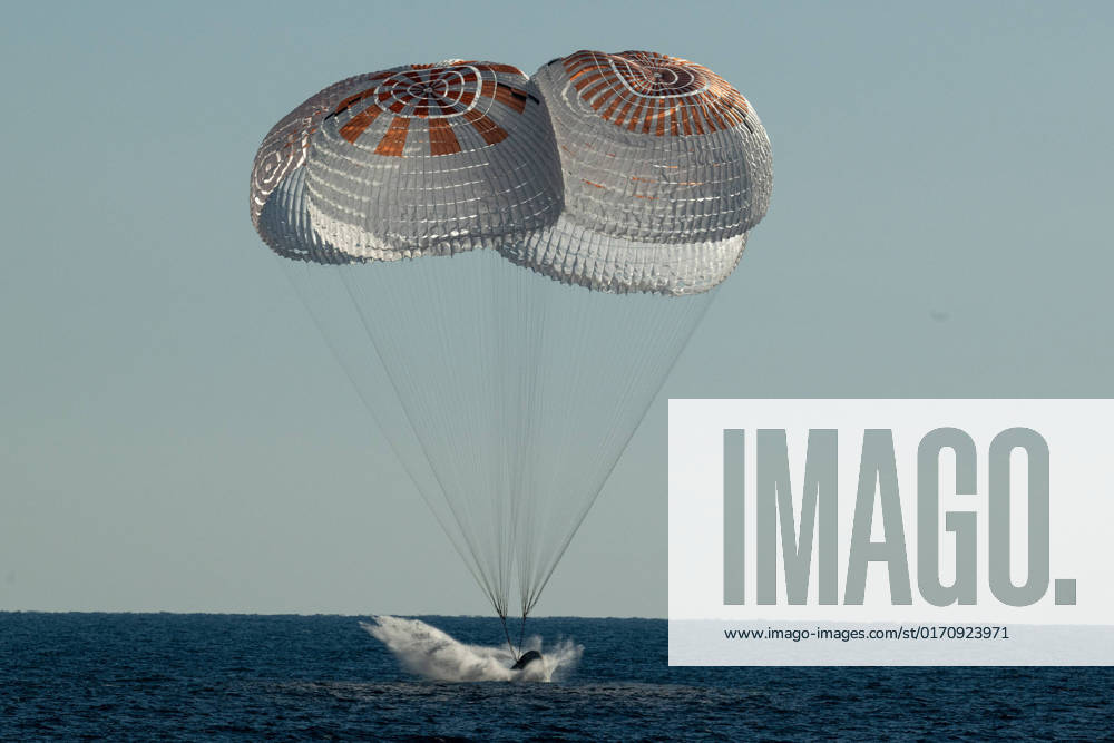 The SpaceX Crew Dragon Freedom spacecraft is seen as it lands with NASA astronauts Kjell Lindgren, Robert Hines, Jessica Watkins, and ESA (European Space Agency) astronaut Samantha Cristoforetti aboard in the Atlantic Ocean off the coast of Jacksonville, Florida, on Friday, October 14, 2022. Lindgren, Hines, Watkins, and Cristoforetti are returning after 170 days in space as part of Expeditions 67 and 68 aboard the International Space Station. NASA 1 WAX2022101401 BILLxINGALLS
