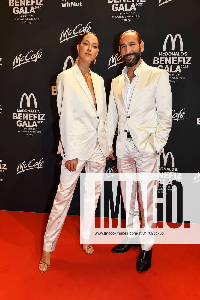 Rebecca Mir and Massimo Sinato at the benefit gala for the McDonalds Childrens Aid Foundation on 15 10 2022 in Munich McDonalds Benefit Gala 2022 in Munich