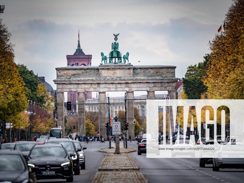 Berlin Mitte, Brandenburg Gate, street scene with Straße des 17 Juni 16 10 2022 Berlin