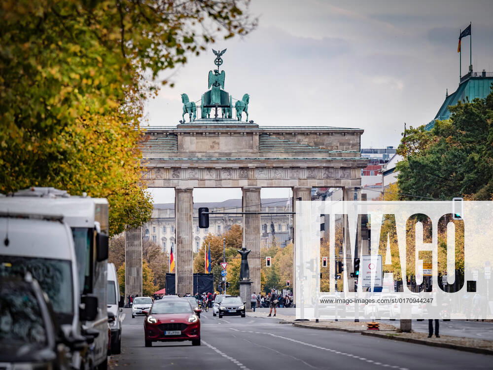 Berlin Mitte, Brandenburg Gate, street scene with Straße des 17 Juni 16 10 2022 Berlin