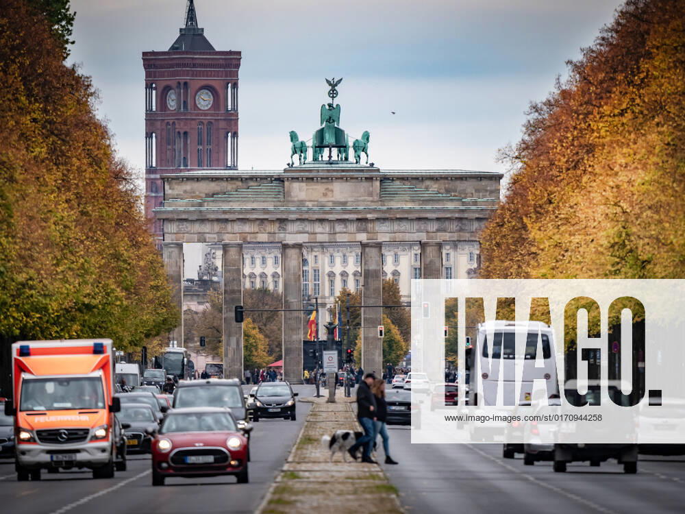 Berlin Mitte, Brandenburg Gate, street scene with Straße des 17 Juni 16 10 2022 Berlin