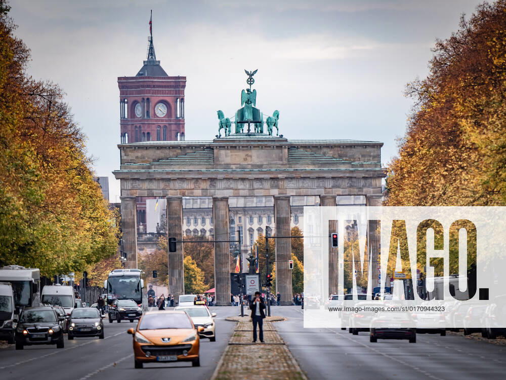 Berlin Mitte, Brandenburg Gate, street scene with Straße des 17 Juni 16 10 2022 Berlin