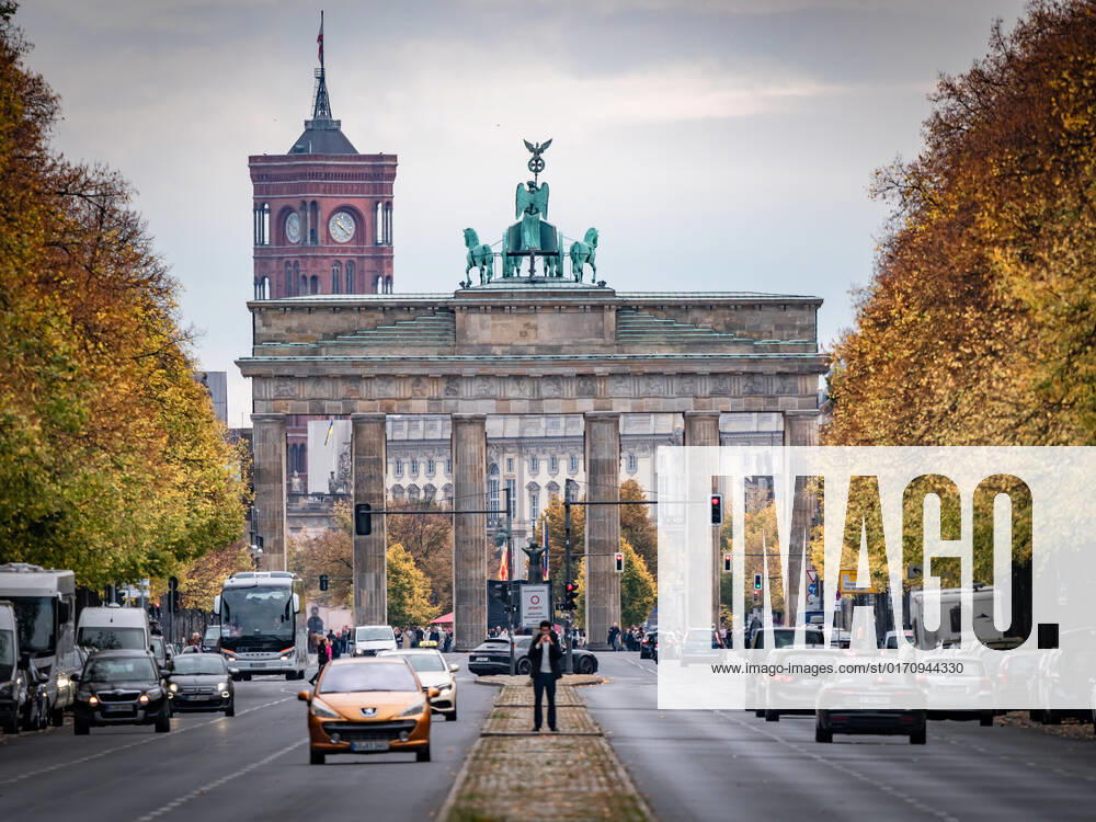Berlin Mitte, Brandenburg Gate, street scene with Straße des 17 Juni 16 10 2022 Berlin