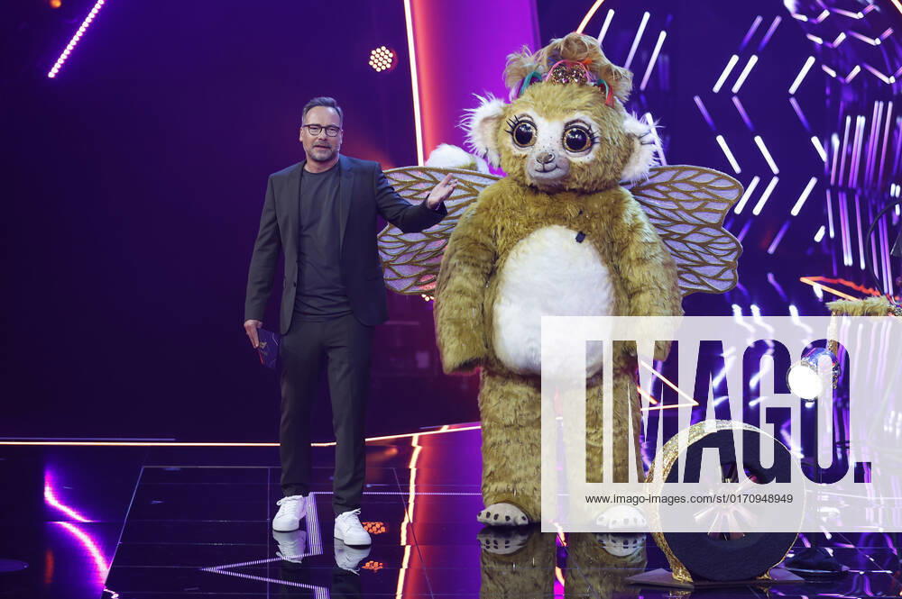 Matthias Opdenhövel and Goldi in the 3 live show of the 7 season The Masked Singer 2022 in the MMC Studios Cologne Ossendorf Cologne, 15 10 2022 Foto:xT.xSchröerx xFuturexImage