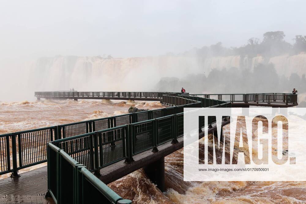 KW41 FOZ DO IGUAÇU, PR - 16.10.2022: VAZÃO CATARATAS DO IGUAÇU - This Sunday, 10 16, the flow of the Iguaçu Falls, which is normally 1.5 million liters per second, reached 10.5 million per second. During the week the flow reached 16 million liters. The rains that fell and are still falling in the southeast region are responsible for the increase in falls in the Iguaçu National Park. x2280212x ChristianxRizzi