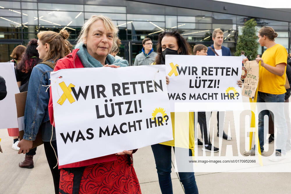Initiatives of Lützerath remains as well as Friedas for Future show their displeasure after the failed amendment of the Green Youth The party conference of Bündnis 90 Die Grünen in the WCCB in Bonn is the 48 Federal Delegates Conference BDK of the party 16 10 2022 Bonn Gronau NRW Germany