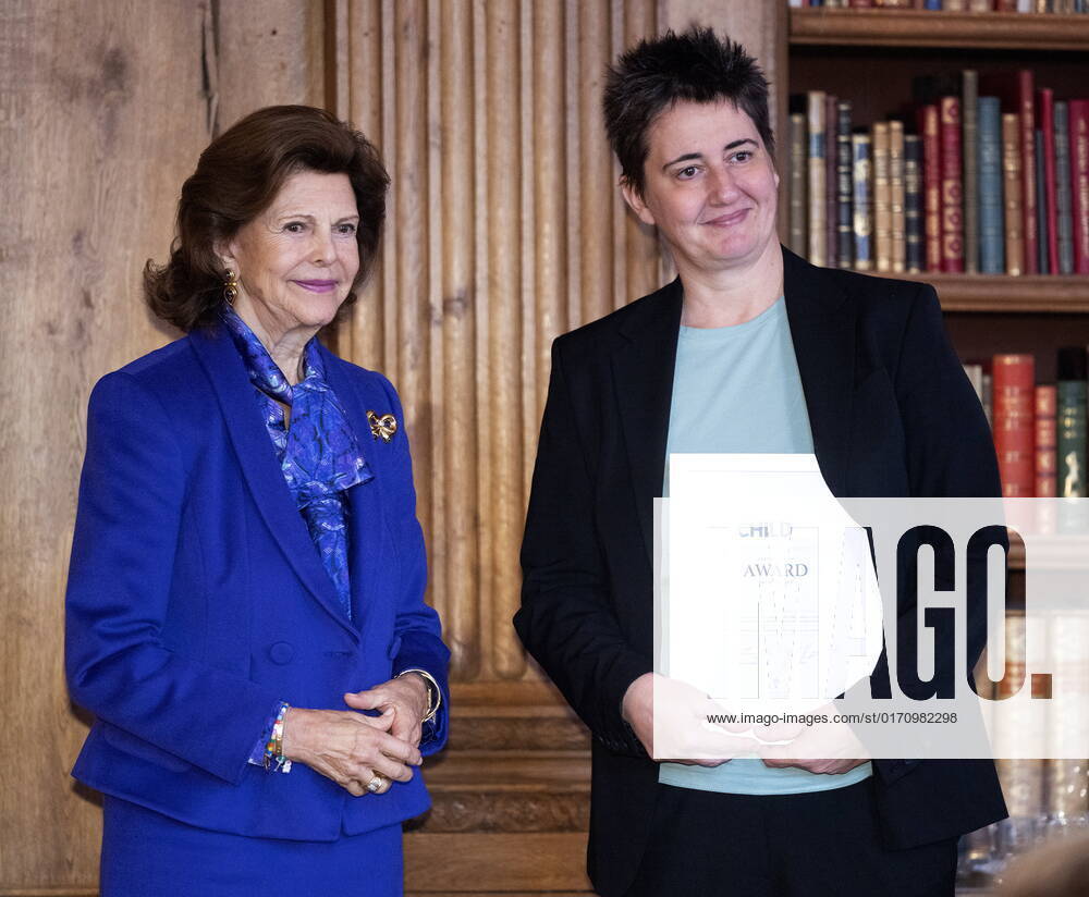 STOCKHOLM 20221018 Marijana Savic from the organization Atina receives an award from Queen Silvia during the ceremony of the Child10 award in the Bernadotte Library at Stockholm Palace STOCKHOLM SWEDEN