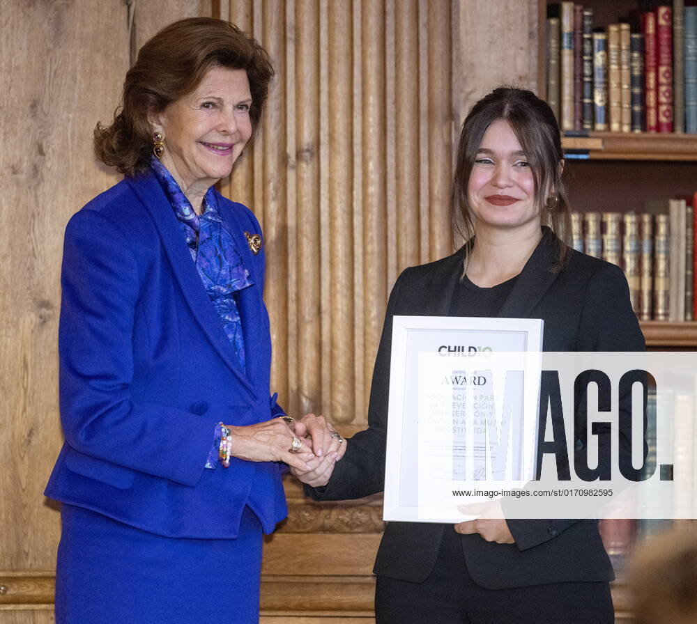 STOCKHOLM 20221018 Eugenia Fernández Bustamante from the Spanish organization APRAMP receives an award from Queen Silvia during the ceremony of the Child10 award in the Bernadotte Library at Stockholm Palace STOCKHOLM SWEDEN