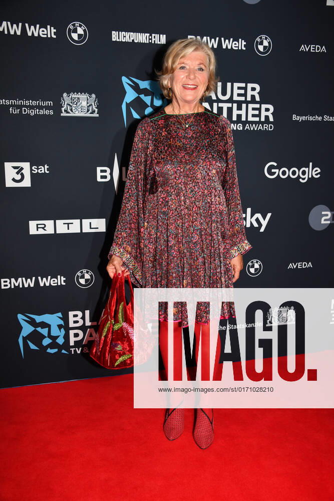 Jutta Speidel award ceremony Blue Panther TV Streaming Award 2022 honor, award, prize BMW World Munich 19 October 2022