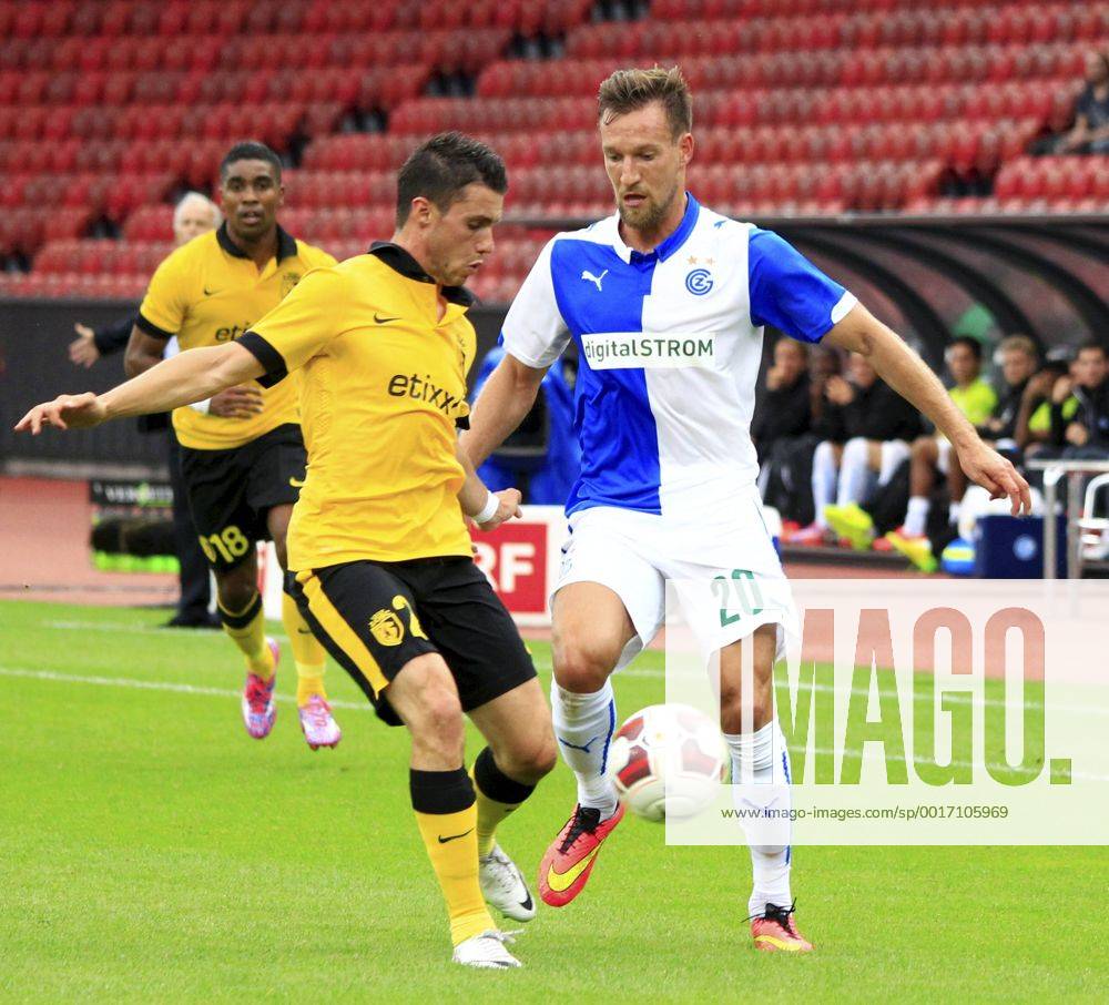 Zürich Fussball Herren Champions League-Qualifikation Saison 2014 2015 Stadion Letzigrund Grasshopper Club Zürich - OSC Lille Bild zeigt Sebastien Corchia (Lille) (I) gegen Daniel Pavlovic (GC) Zweikampf Aktion Foto