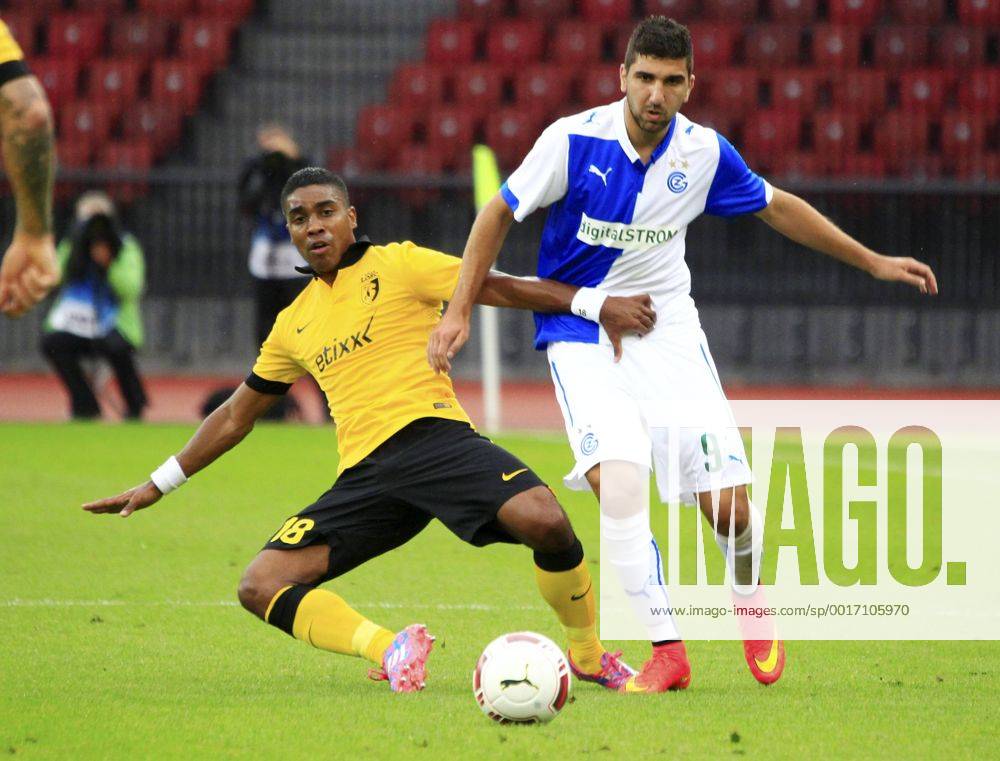Zürich Fussball Herren Champions League-Qualifikation Saison 2014 2015 Stadion Letzigrund Grasshopper Club Zürich - OSC Lille Bild zeigt Munas Dabbur (GC) (r) gegen Frank Beria (Lille) Zweikampf Aktion Foto