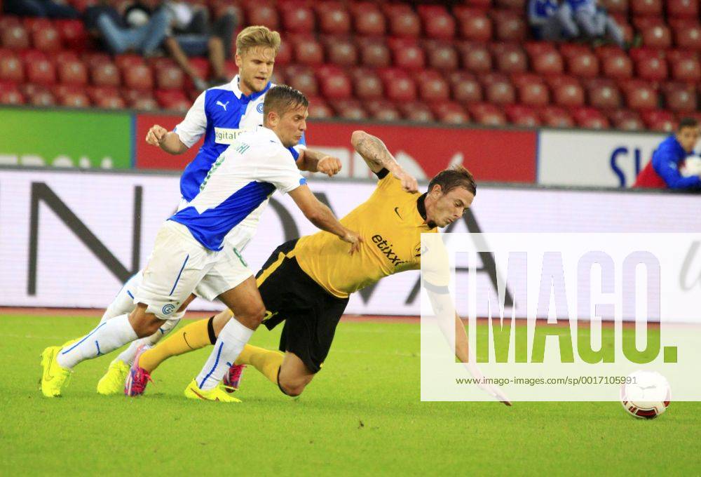 Zürich Fussball Herren Champions League-Qualifikation Saison 2014 2015 Stadion Letzigrund Grasshopper Club Zürich - OSC Lille Bild zeigt 26 Nolan Roux (Lille) (r) gegen Amir Abrashi und Alexander Merkel (GC) Zweikampf Aktion Foto
