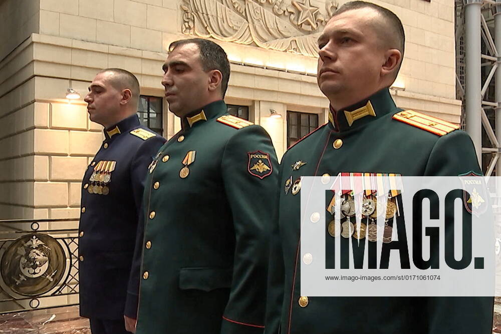Russland, Sergei Schoigu verleiht Orden Held der russischen Federation in Moskau RUSSIA, MOSCOW - OCTOBER 21, 2022: Lieutenant colonel Roman Cheremukhin, Major Enver Nabiyev, Major Artur Orlov (L-R) presented with the Hero of the Russian Federation Gold Star medal during a ceremony to award Russian servicemen who have shown heroism in carrying out tasks of the special military operation in Ukraine. Best quality available. Video screen grab. A STILL IMAGE TAKEN FROM A VIDEO PROVIDED BY A THIRD PARTY ON 21 OCTOBER 2022. . Russian Defence Ministry TASS 55468214