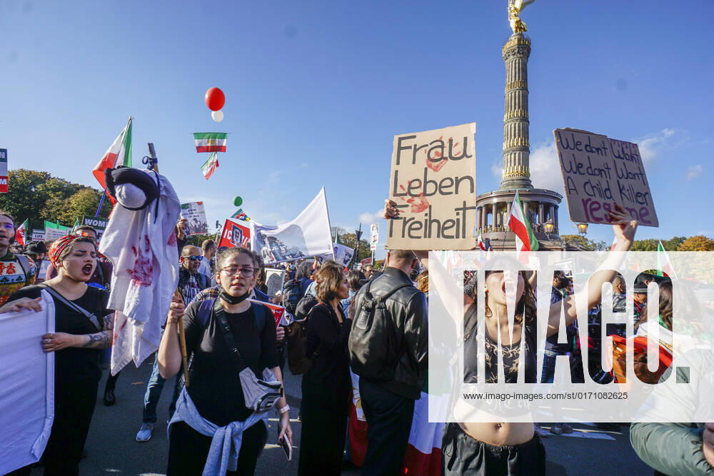 Solidarity demonstration against the oppression of women in Iran, Tiergarten, Siegessäule, Großer Stern, Berlin Large demonstration against the regime of the mullahs in Iran Triggered by the death of 22 year old Masha Amini 22 10 2022, Berlin Mitte, Tiergarten, News,