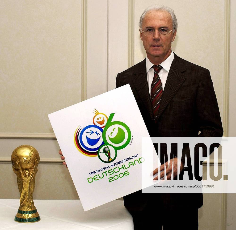 OK Präsident Franz Beckenbauer (Deutschland) stellt das offizielle Logo der WM 2006 vor, daneben der Weltmeisterschaftspokal Fußball WM Herren Vorschau 2002 Weltmeisterschaft 2006, Vorstellung, Präsentation, Pressetermin, Vdig Einzelbild Gelsenkirchen