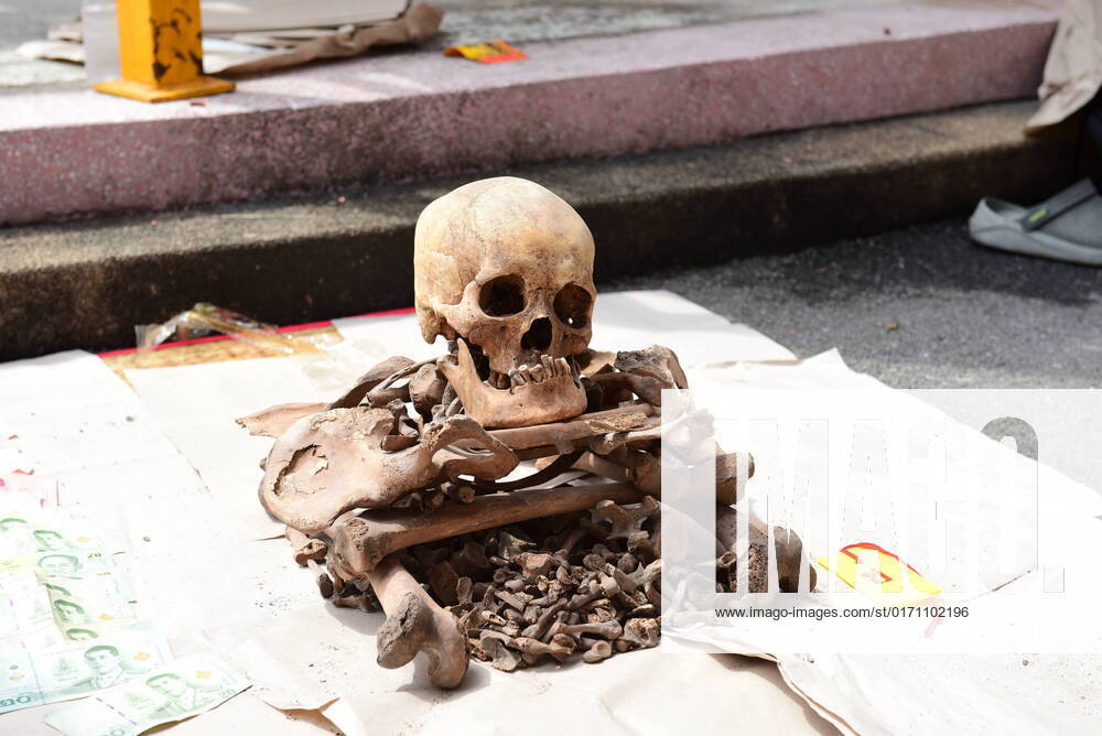 Bilder des Jahres 2022, News 10 Oktober Thailand, Chinesischstämmige Thailänder exhumieren Tote für Zeremonie in Bangkok Thailand: Excavating unclaimed bodies in Bangkok Volunteers, participated in the tradition of exhuming the bodies of the deceased, unclaimed rising from the grave to clean human skeletons and collect them and prepare them for a merit-making ceremony according to religious belief of Thai people of Chinese descent At Teochew Chinese Cemetery (Wat Don Cemetery), Sathorn District, Bangkok. Bangkok Thailand