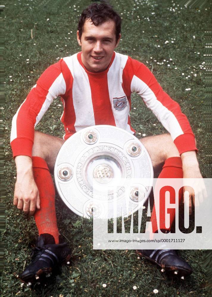 Fußball, FC Bayern München, Deutscher Meister 1969 Franz Beckenbauer (Bayern) mit der Meisterschale Fußball 1. BL Herren Saison 1968 1969, FC Bayern München, Deutscher Meister, Deutsche Meisterschaft, Vdia Einzelbild München