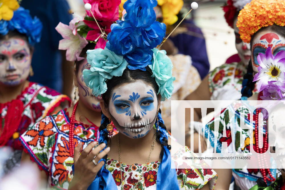 Thousands of people participate in the start of the Days of the Dead celebrations in Mexico City. Mexico City Mexico - ZUMA 20221023_mda_n296_183