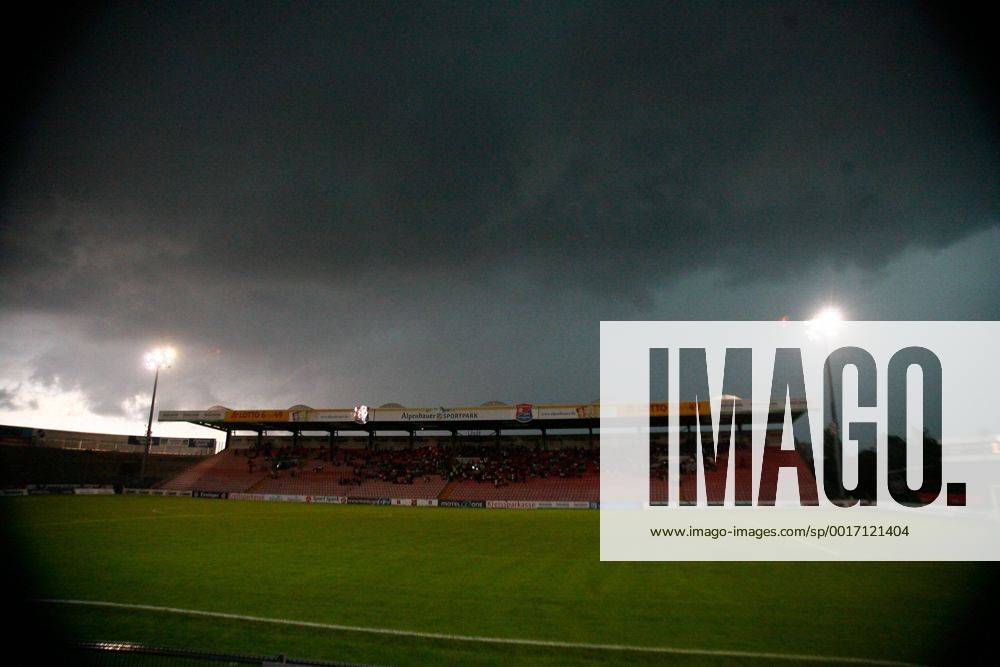 Fußball, Stadiongeschichte SpVgg Unterhaching GER, 3. Liga SpVgg Unterhaching , Alpenbauer Sportpark, Unterhaching, GER, 3. Liga im Bild die dunklen Unwetterwolken über dem Hachinger Sportpark, die zusammen mit Blitz und Donner zur Unterbrechung führten nphxRMG