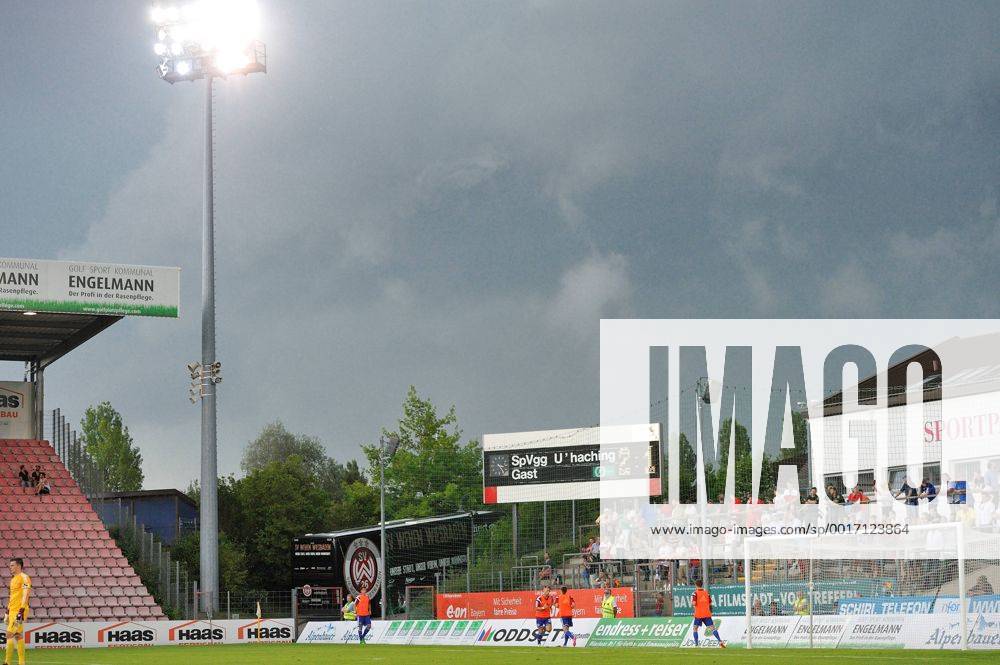 Fußball, Stadiongeschichte SpVgg Unterhaching Gewitter über dem Sportpark Unterhaching, SpVgg Unterhaching , 02.08.14