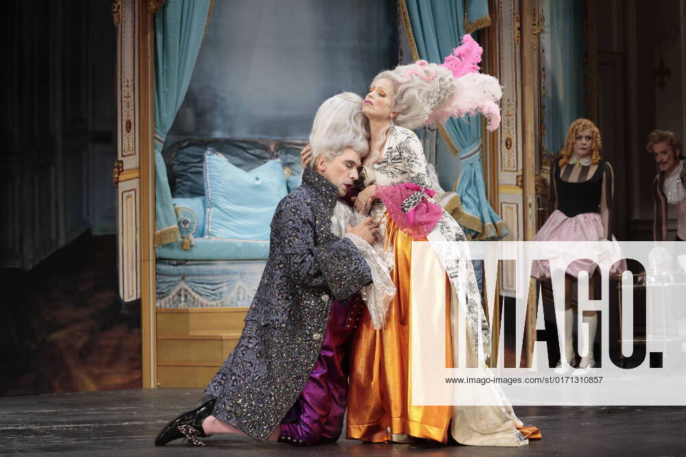 Germany, Berlin, Komödie am Kurfürstendamm im Schiller Theater, photo rehearsal of MARIE ANTOINETTE oder Kuchen für alle by Peter Jordan, reviewed and completed by Leonhard Koppelmann, directed by Peter Jordan and Leonhard Koppelmann, stage Stefanie Bruhn, costume Barbara Aigner, music Philipp Haagen with Anna Thalbach, Alexander Simon, Annika Kuhl, Ma