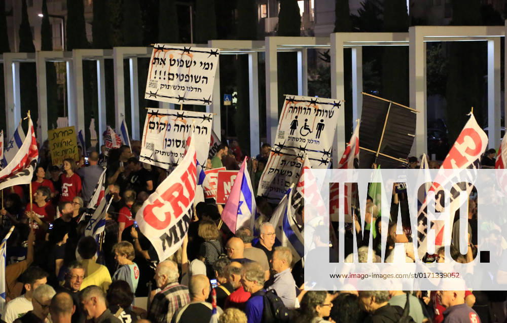 Demonstrators gather to rally against former Israeli Prime Minister Benjamin Netanyahu Demonstrators gather to rally against former Israeli Prime Minister Benjamin Netanyahu who is running as the leader of the Likud party on October 29, 2022 in Tel Aviv, Israel. Israelis return to the polls on November 1 for a fifth general election in four years. Photo by Saeed Qaq apaimages Tel Aviv Tel Aviv Israel 301022_APA_SQ__00 (17)