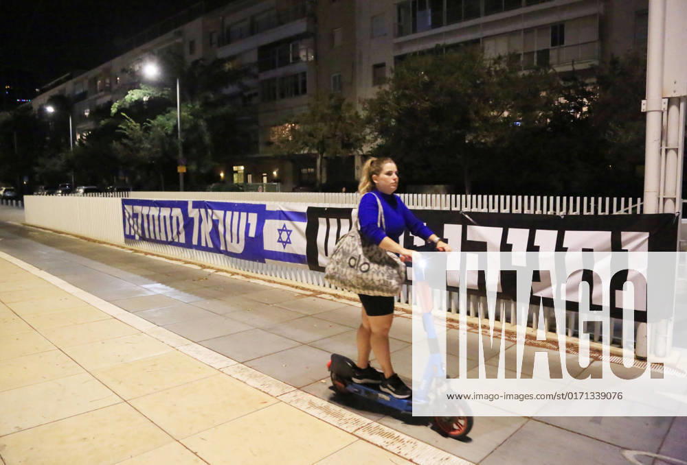 Demonstrators gather to rally against former Israeli Prime Minister Benjamin Netanyahu Demonstrators gather to rally against former Israeli Prime Minister Benjamin Netanyahu who is running as the leader of the Likud party on October 29, 2022 in Tel Aviv, Israel. Israelis return to the polls on November 1 for a fifth general election in four years. Photo by Saeed Qaq apaimages Tel Aviv Tel Aviv Israel 301022_APA_SQ__00 (8)