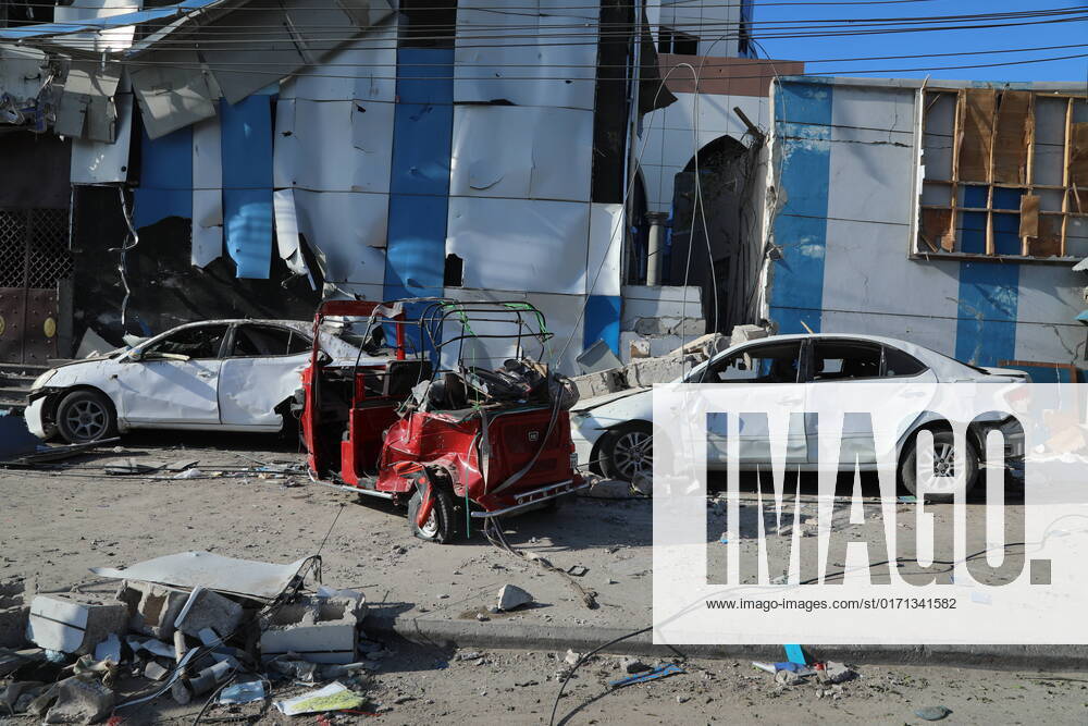 Somalia, Anschläge in Mogadischu (221030) -- MOGADISHU, Oct. 30, 2022 -- This photo taken on Oct. 30, 2022 shows damaged vehicles and buildings after car bomb explosions in Mogadishu, capital of Somalia. Twin car bomb explosions targeting Somalia s Education Ministry building here on Saturday killed at least 100 people and injured more than 300 others, Somali President Hassan Sheikh Mohamud said Sunday. (Photo by Xinhua) SOMALIA-MOGADISHU-BLAST HassanxBashi