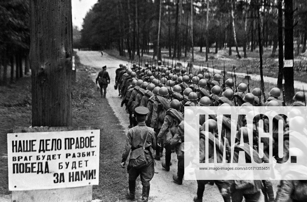 Recruits leave for front during mobilization 662733 23.06.1941 Recruits leaving for the front during mobilization, Moscow, June 23, 1941. Anatoliy Garanin Sputnik Moscow Russia