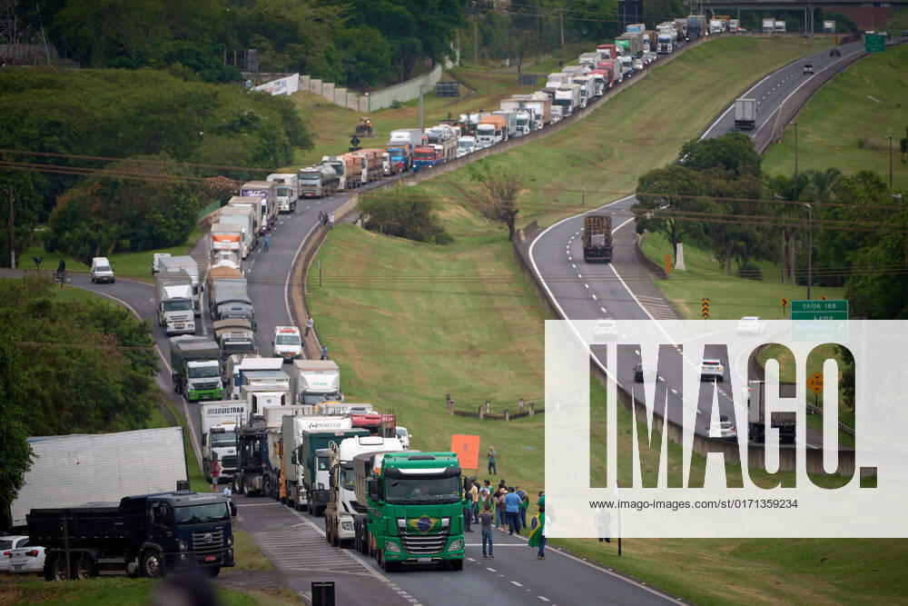 KW44 Brasilien, Landesweite Reaktionen nach Präsidentschaftswahl October 31, 2022, Leme, Sao Paulo, Brazil: Truck drivers opposed to the election of Luiz Inacio Lula da Silva protest on the Anhanguera highway in Leme, Sao Paulo, Brazil, on October 31, 2022. Leme Brazil - ZUMAv129 20221031_znp_v129_005