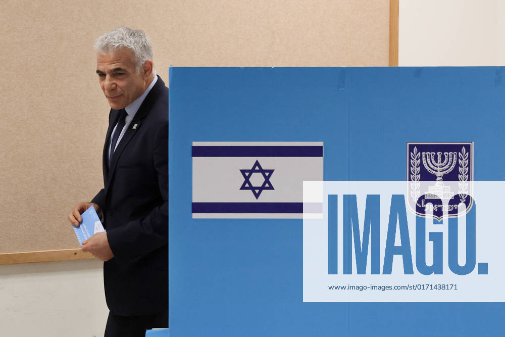 Parlamentswahl in Israel - Stimmabgabe von Jair Lapid Israeli Prime Minister Yair Lapid casts his vote at a polling station in Israel s coastal city of Tel Aviv in the country s fifth election in four years on Tuesday, November 1, 2022. Lapid urged the electorate to cast their ballot after voting in an election that might see veteran leader Benjamin Netanyahu making a comeback alongside far-right allies. Pool 1 JERX20221101102 JACKxGUEZ