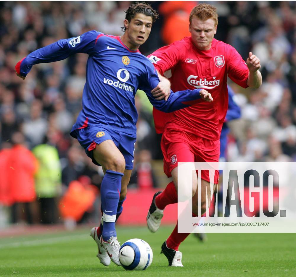 Cristiano Ronaldo (Manchester United, li.) gegen John Arne Riise (Liverpool) - Fußball Herren English Premier League 2005 2006, 1. Englische Liga, FC Liverpool - Manchester United 0:0, ManU Gruppe Liverpool Dynamik,