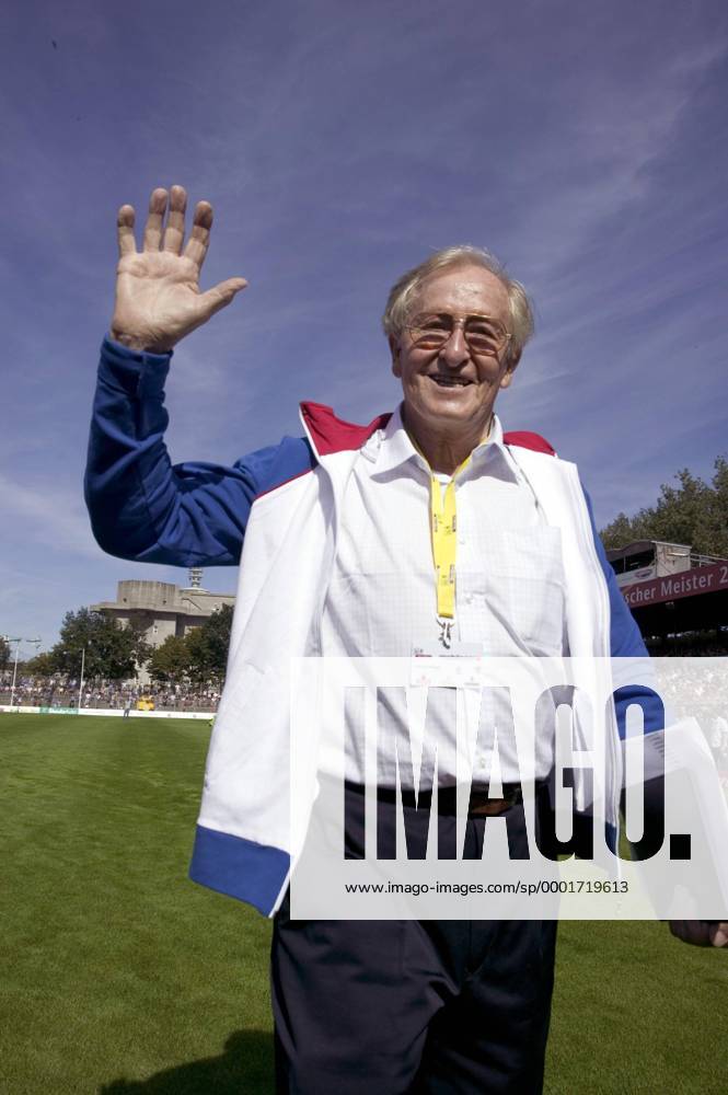 Trainerlegende Rudi Gutendorf (Deutschland) winkt den Anhängern Fußball Herren Tag der Legenden 2005, Benefiz Benefizspiel, Benefizveranstaltung o0 Fußballlegende Fußballlegenden Einzelbild Hamburg o0 ex ehemalige Legende Freude,